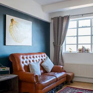 beautifully-decorated-1-bedroom-flat-by-spitalfields-london.cambridgehotelsuk.com/